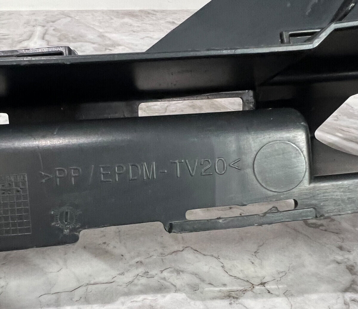 2012-14 Mercedes W218 CLS550 Rear Bumper Center Bracket OEM