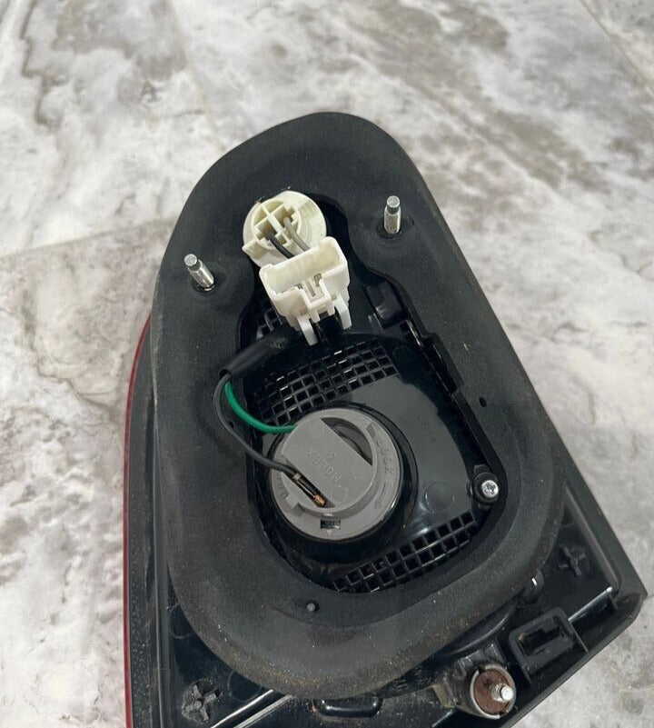 2010-12 Hyundai Santa Fe Rear Right Passenger Side Taillight OEM