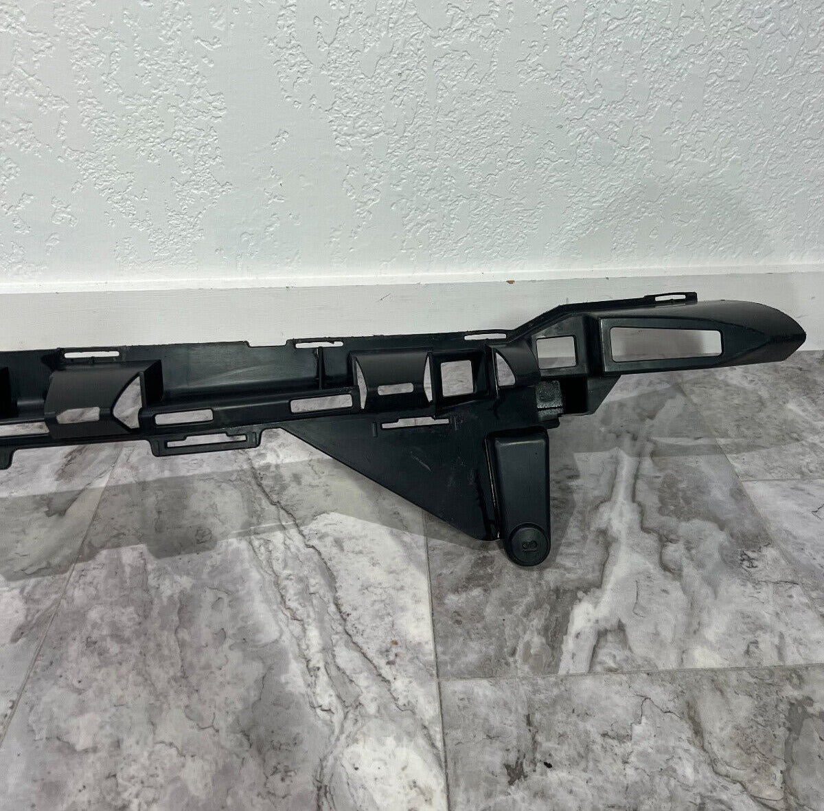 2012-14 Mercedes W218 CLS550 Rear Bumper Center Bracket OEM