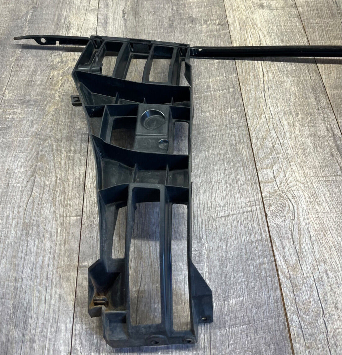 2007-09 Mercedes W221 S-Class Rear Left Bumper Cover Guide Mount Bracket