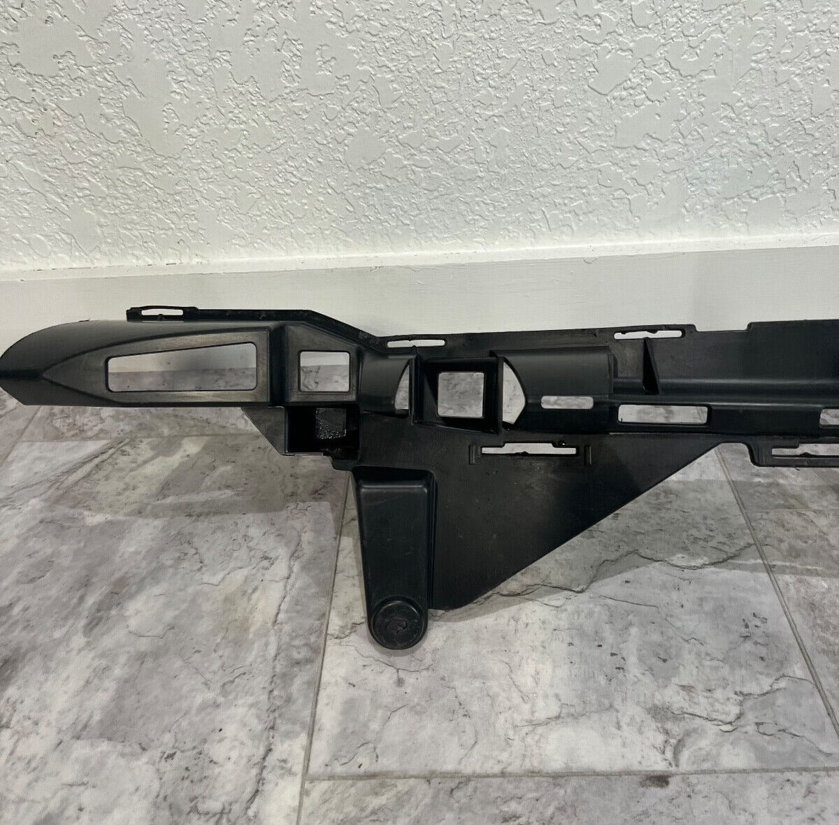 2012-14 Mercedes W218 CLS550 Rear Bumper Center Bracket OEM