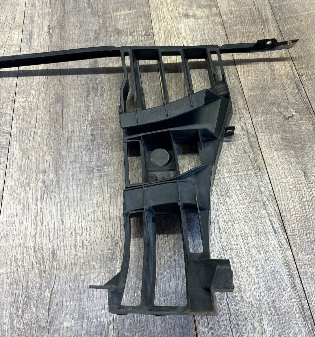 2007-09 Mercedes W221 S-Class Rear Left Bumper Cover Guide Mount Bracket