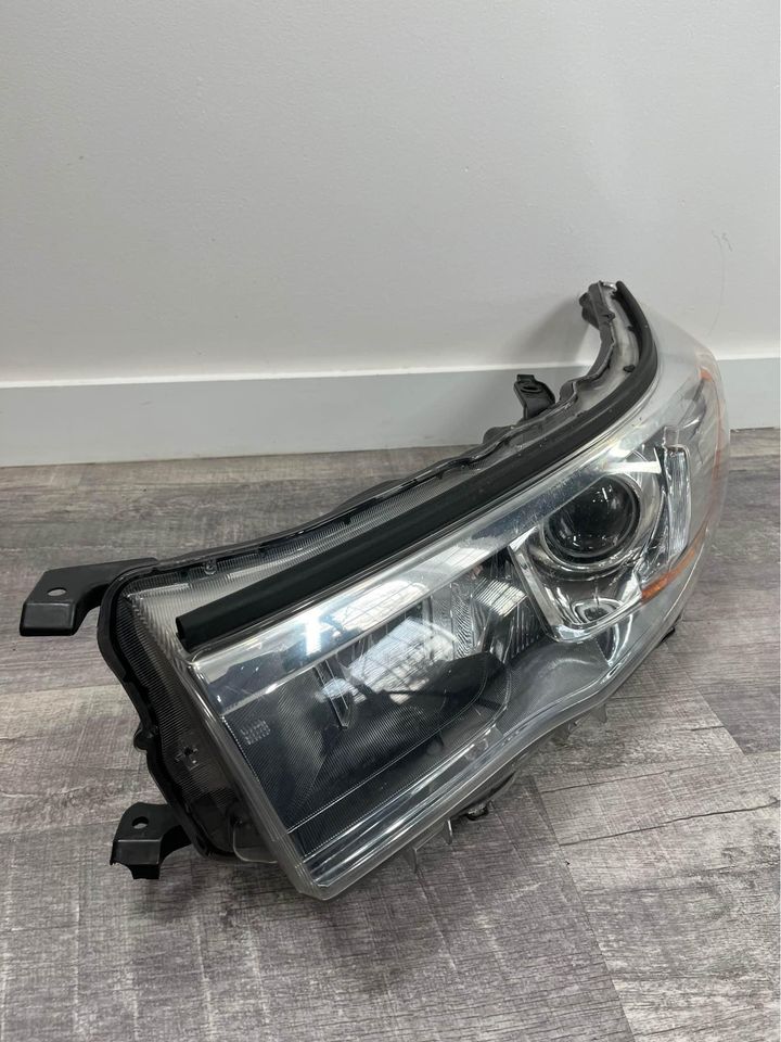 2015-16 Left Toyota Highlander Headlight