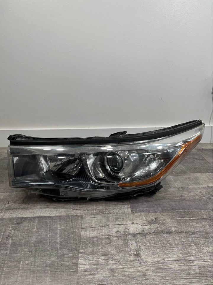 2015-16 Left Toyota Highlander Headlight