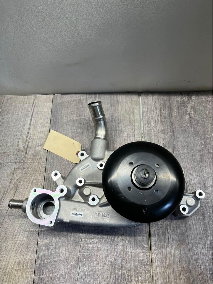 2001-07 Chevy Silverado GMC Sierra Water Pump