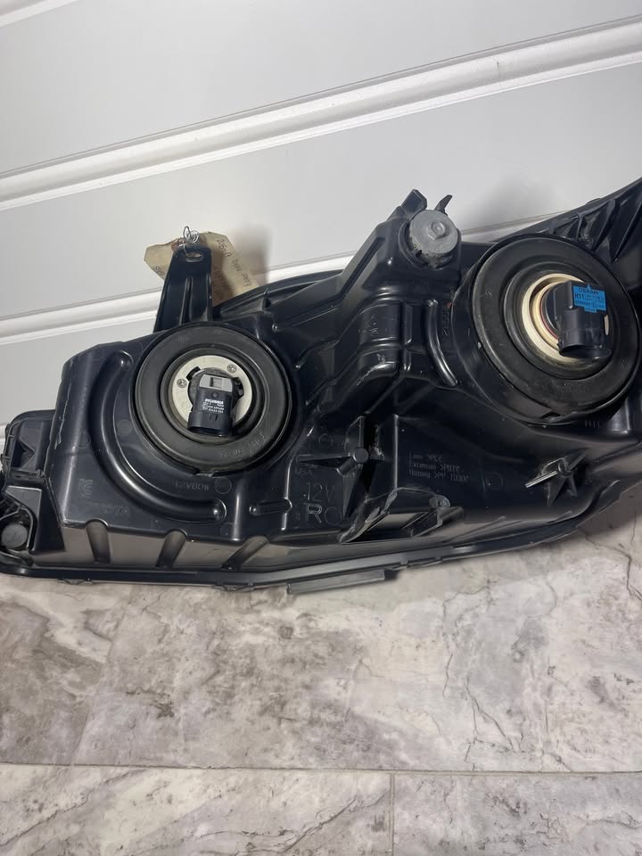 2015-17 Toyota Camry Passenger Right Side Halogen Headlight OEM