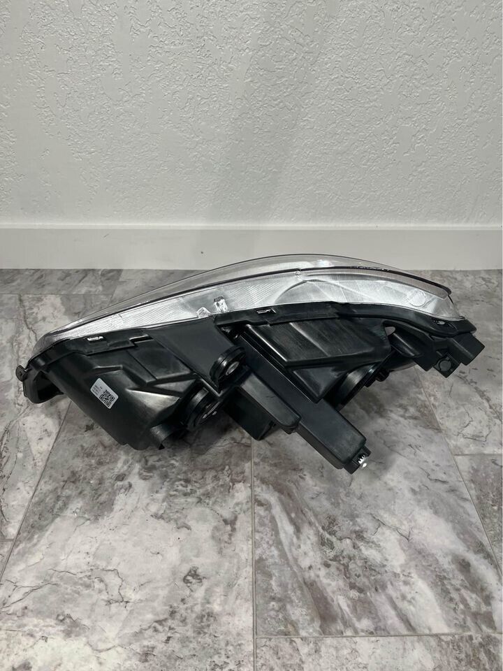 2008-16 Chrysler Town & Country Right Passenger HID Xenon Headlight