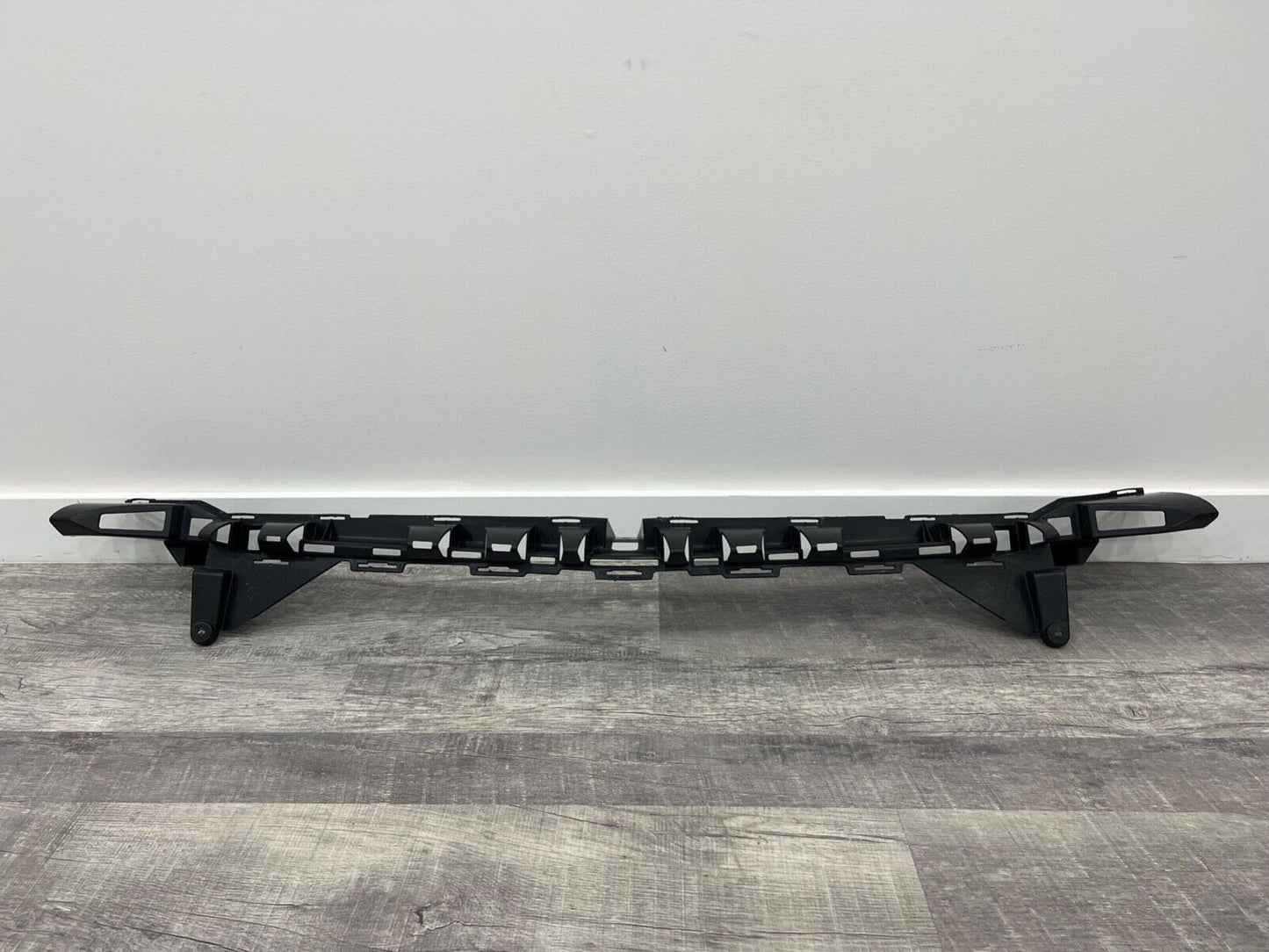 2012-2018 MERCEDES CLS550 REAR BUMPER CENTER BRACKET OEM