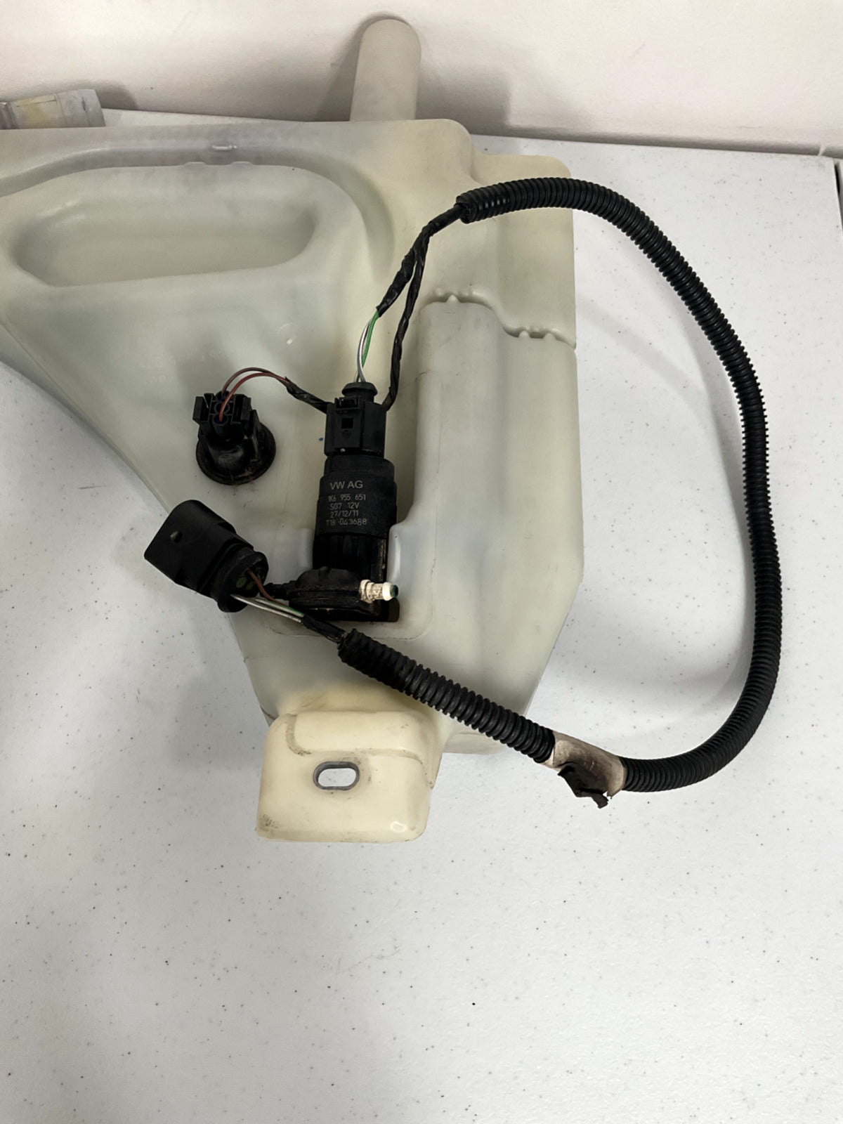 2007-15 Audi Q7  Windshield Washer Bottle Fluid Reservoir W/ Motor OEM