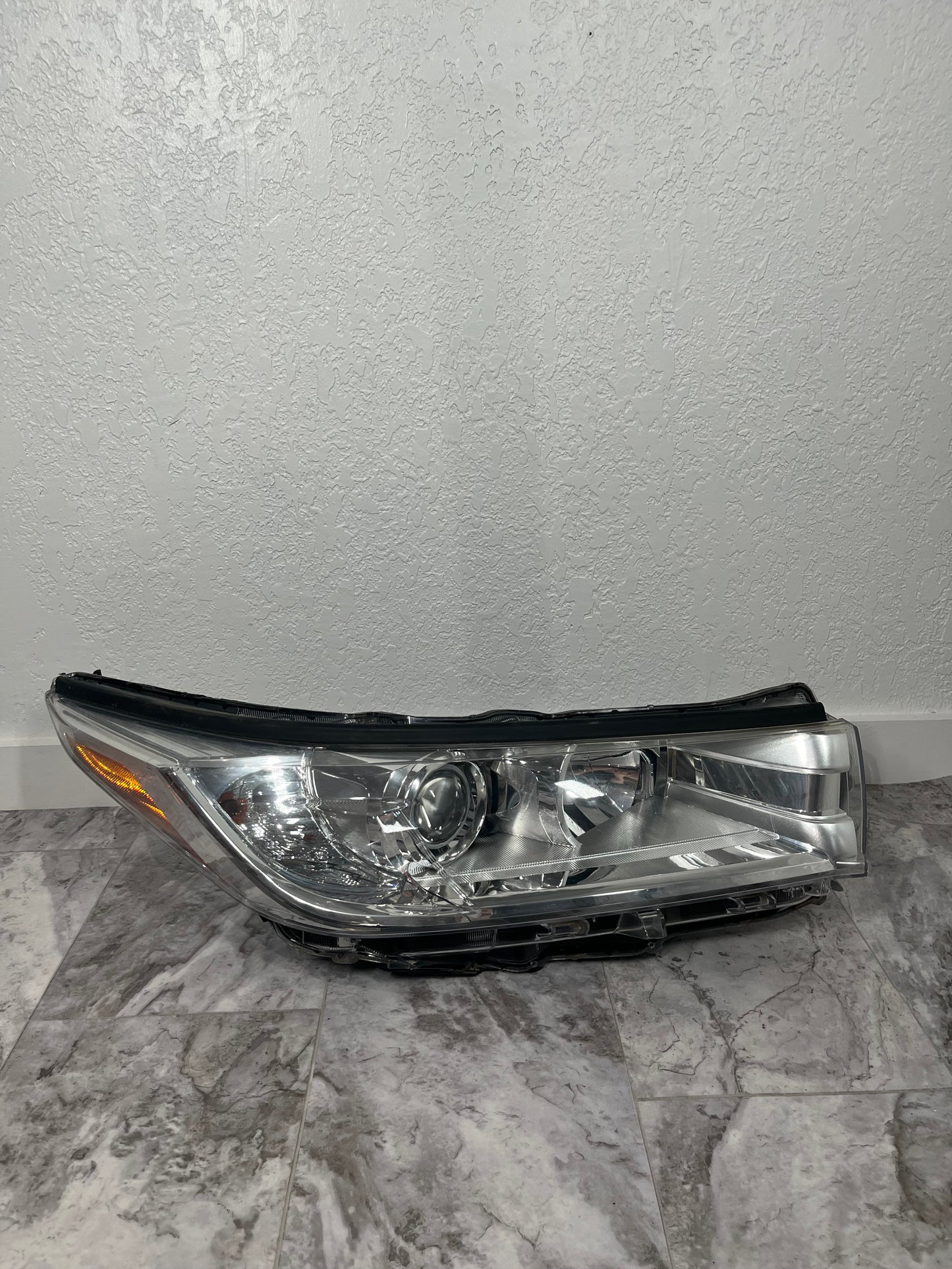 2017-19 Toyota Highlander Right Passenger Headlight Halogen OEM