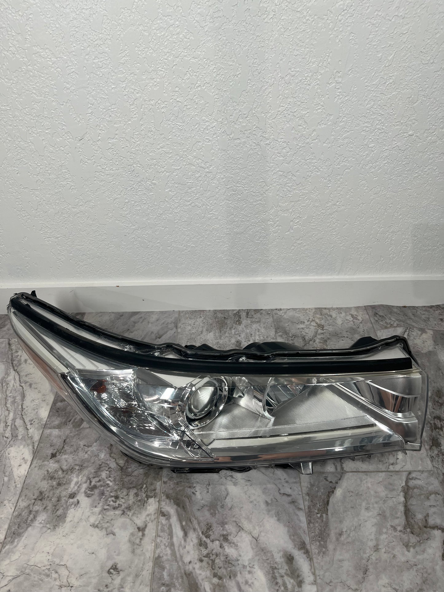 2017-19 Toyota Highlander Right Passenger Headlight Halogen OEM