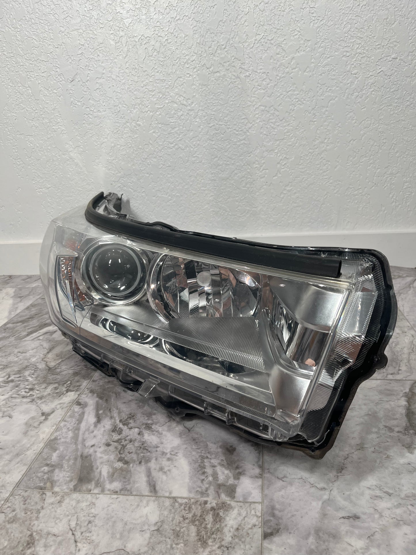 2017-19 Toyota Highlander Right Passenger Headlight Halogen OEM