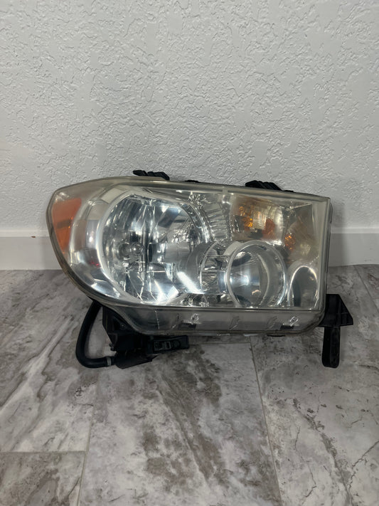 2007-13 Toyota Tundra Passenger Right Headlight OEM Halogen