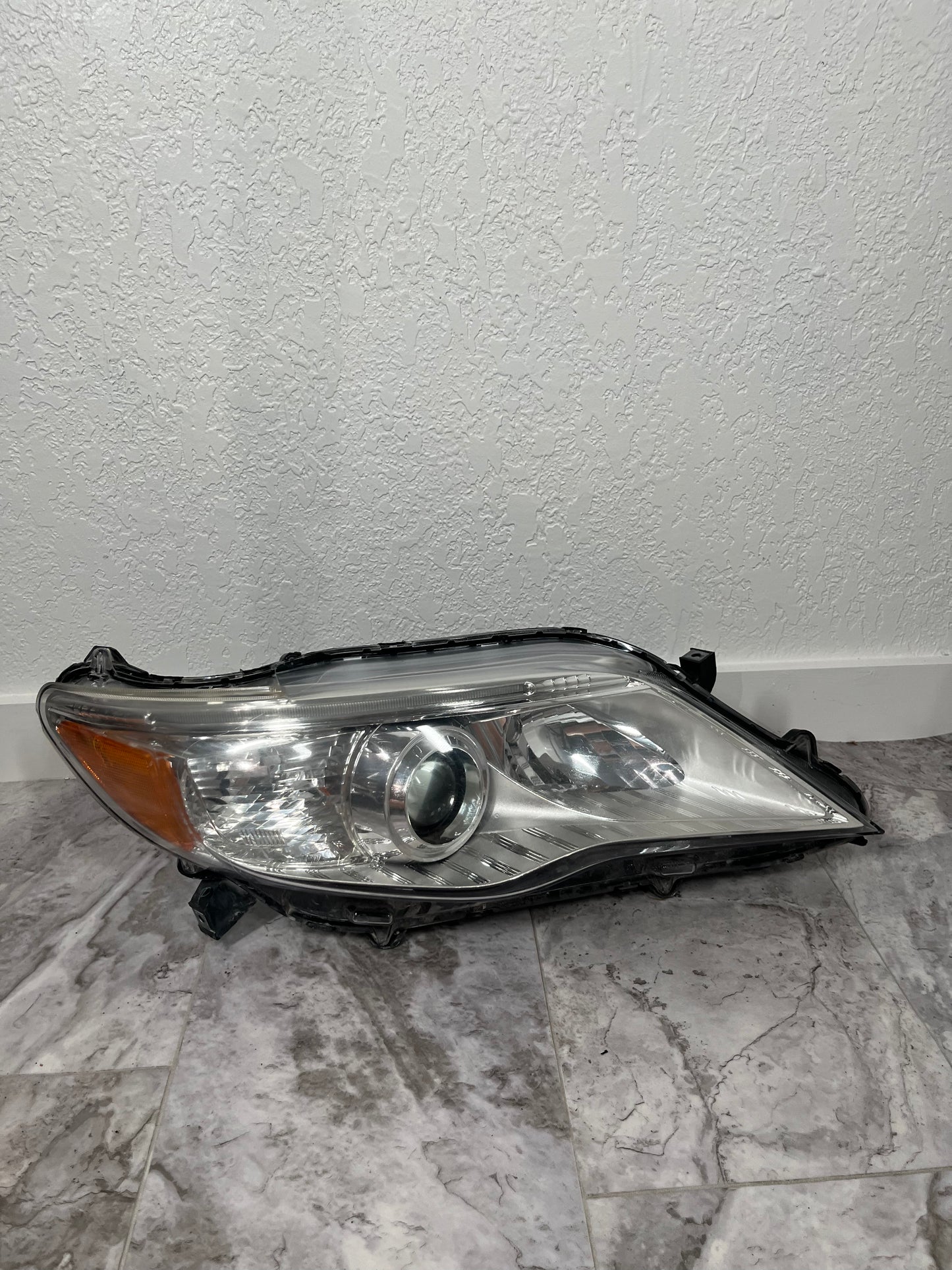 2011-12 Toyota Avalon Right Passenger Headlight Halogen