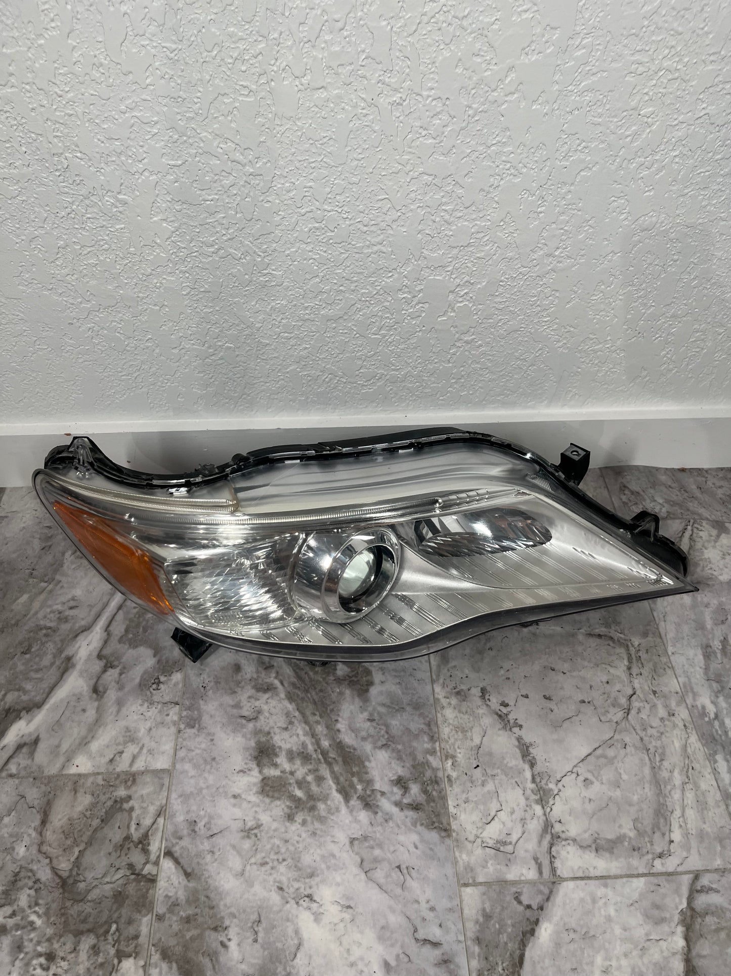 2011-12 Toyota Avalon Right Passenger Headlight Halogen