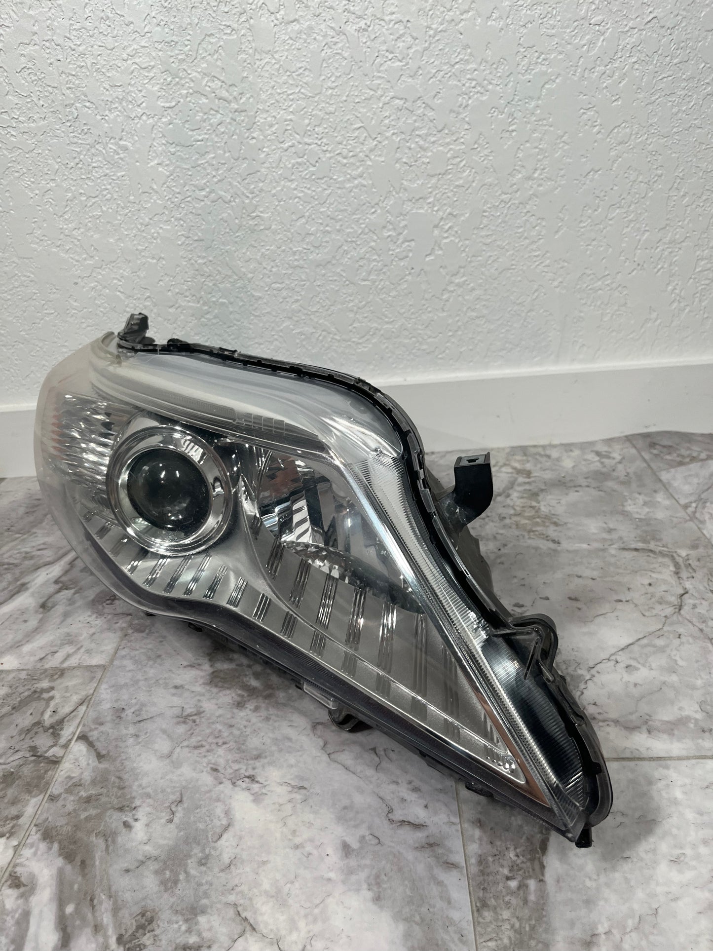 2011-12 Toyota Avalon Right Passenger Headlight Halogen