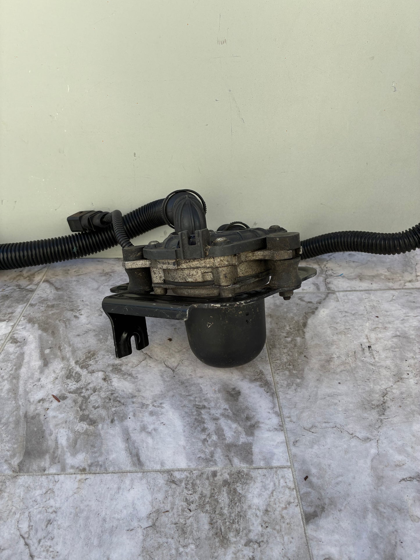 2011-15 Audi Q7 Engine Air Pump