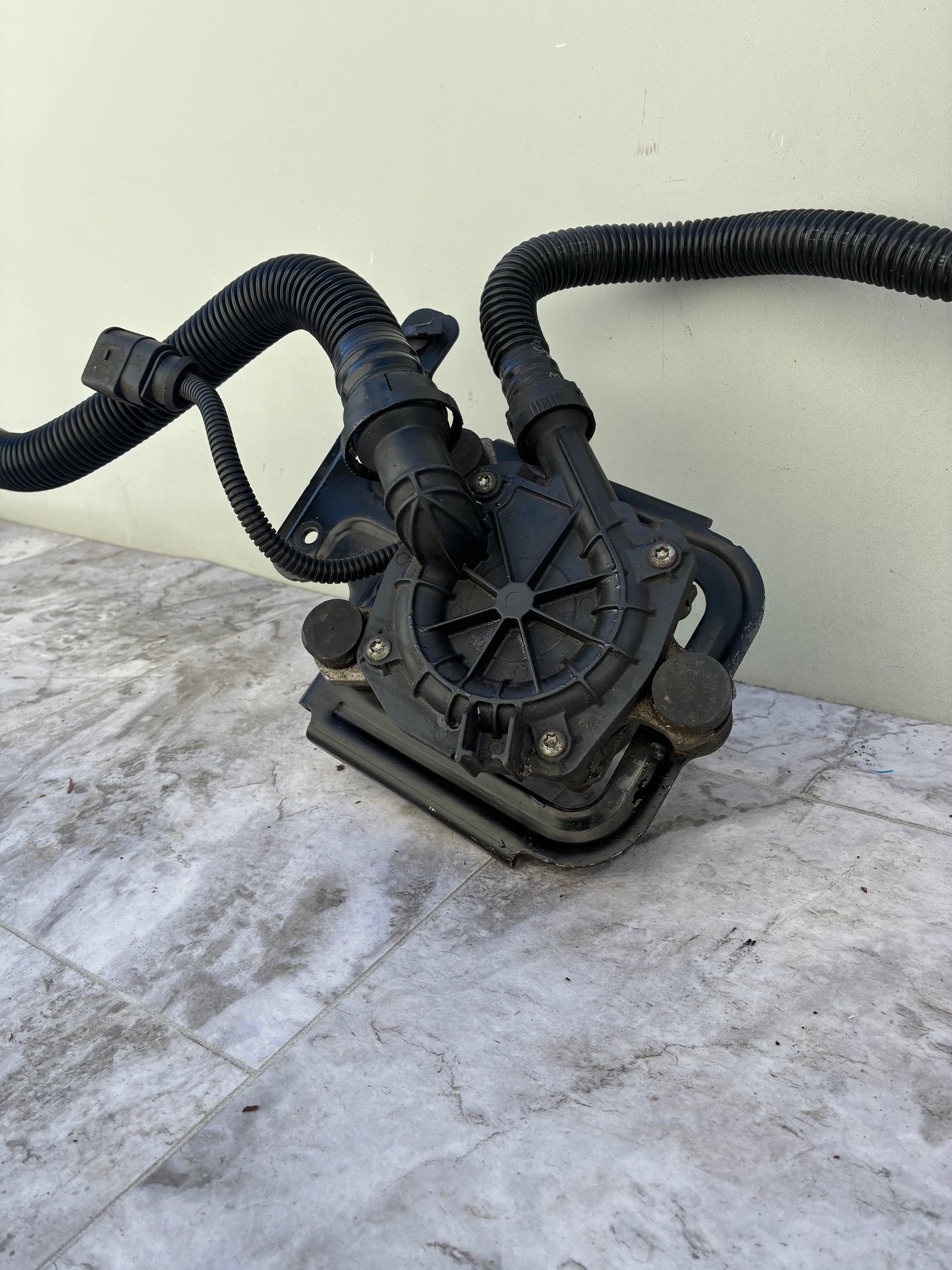 2011-15 Audi Q7 Engine Air Pump