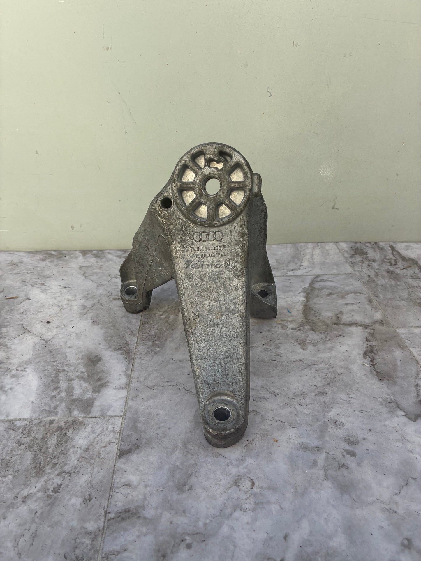 2011-15 Audi Q7 RH Mount Bracket Motor