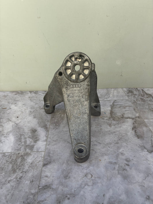 2011-15 Audi Q7 RH Mount Bracket Motor