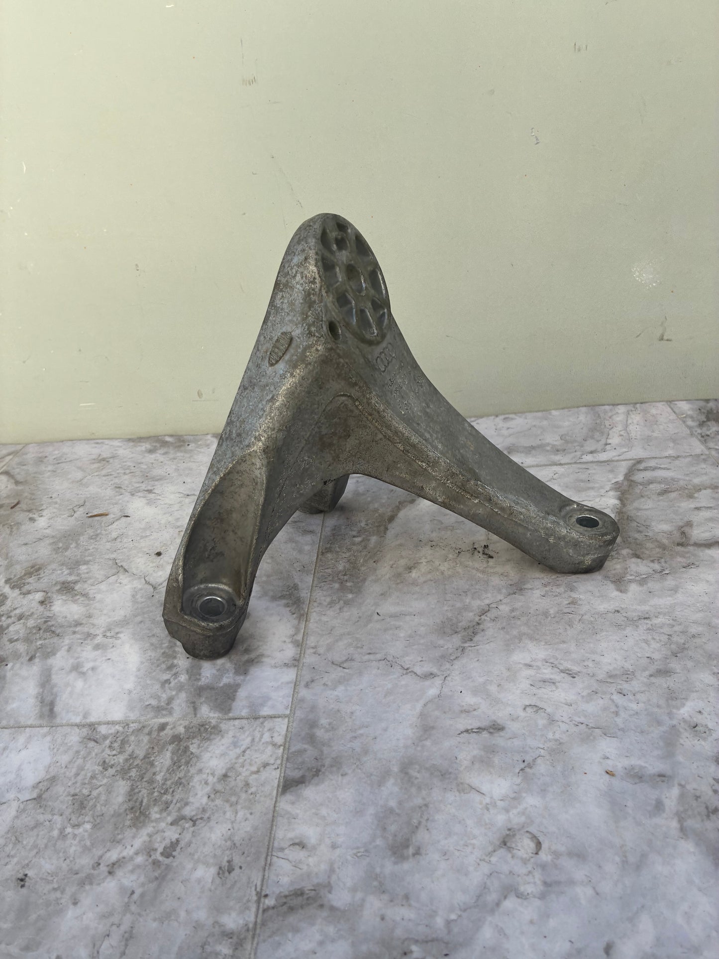 2011-15 Audi Q7 RH Mount Bracket Motor