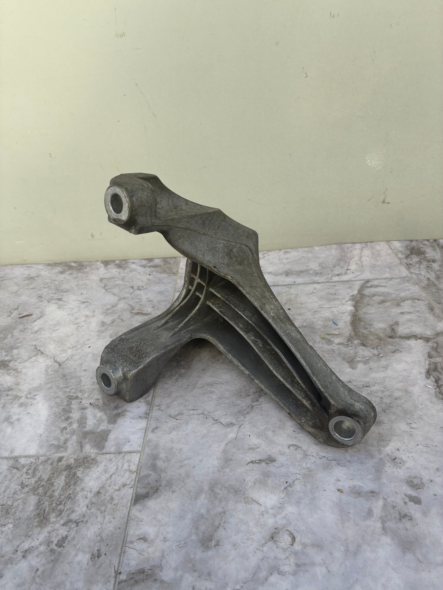 2011-15 Audi Q7 RH Mount Bracket Motor