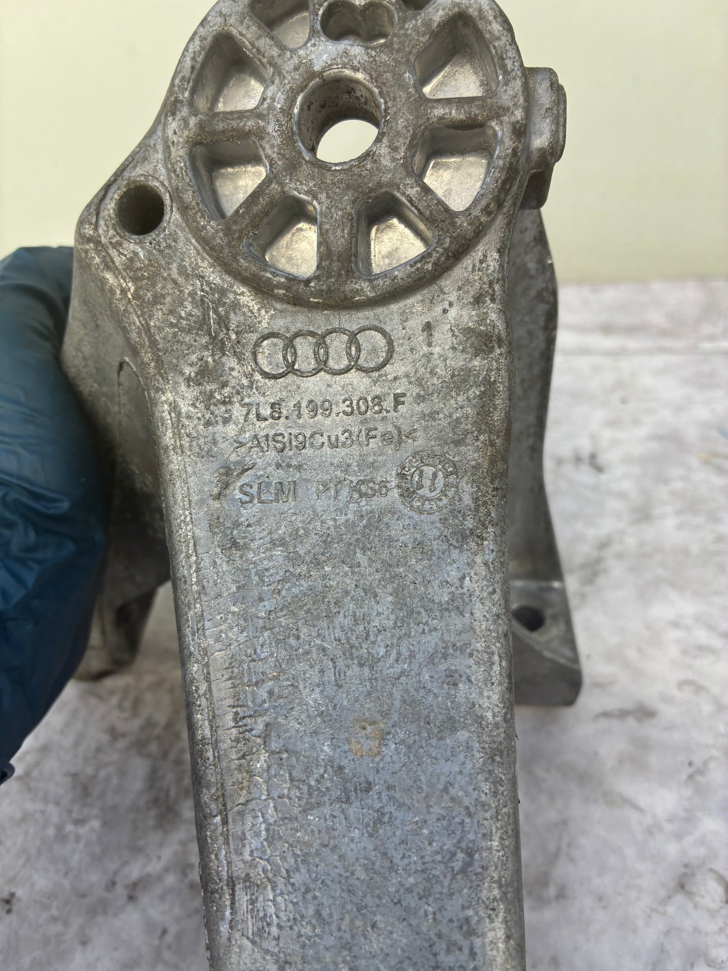 2011-15 Audi Q7 RH Mount Bracket Motor