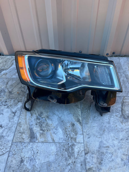 2017-21 Jeep Grand Cherokee Passenger Right Side Headlight OEM&nbsp;